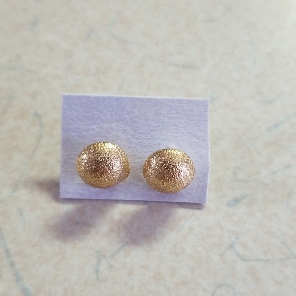 Gold round earrings